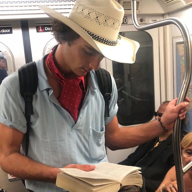 Читати – сексуально: цей профіль з чоловіками підкорює Instagram - фото 360327