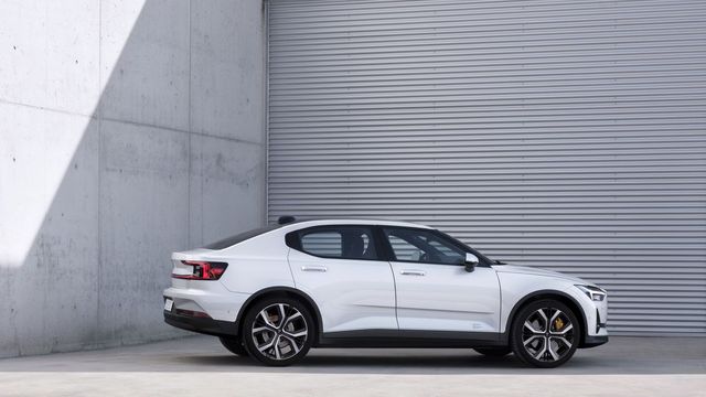 Volvo випустила конкурента Tesla Model 3 - фото 360579