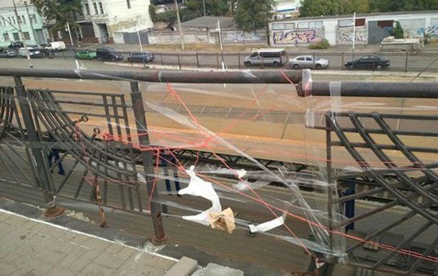 У Києві 'відремонтували' міст скотчем і нитками: фотофакт - фото 360627