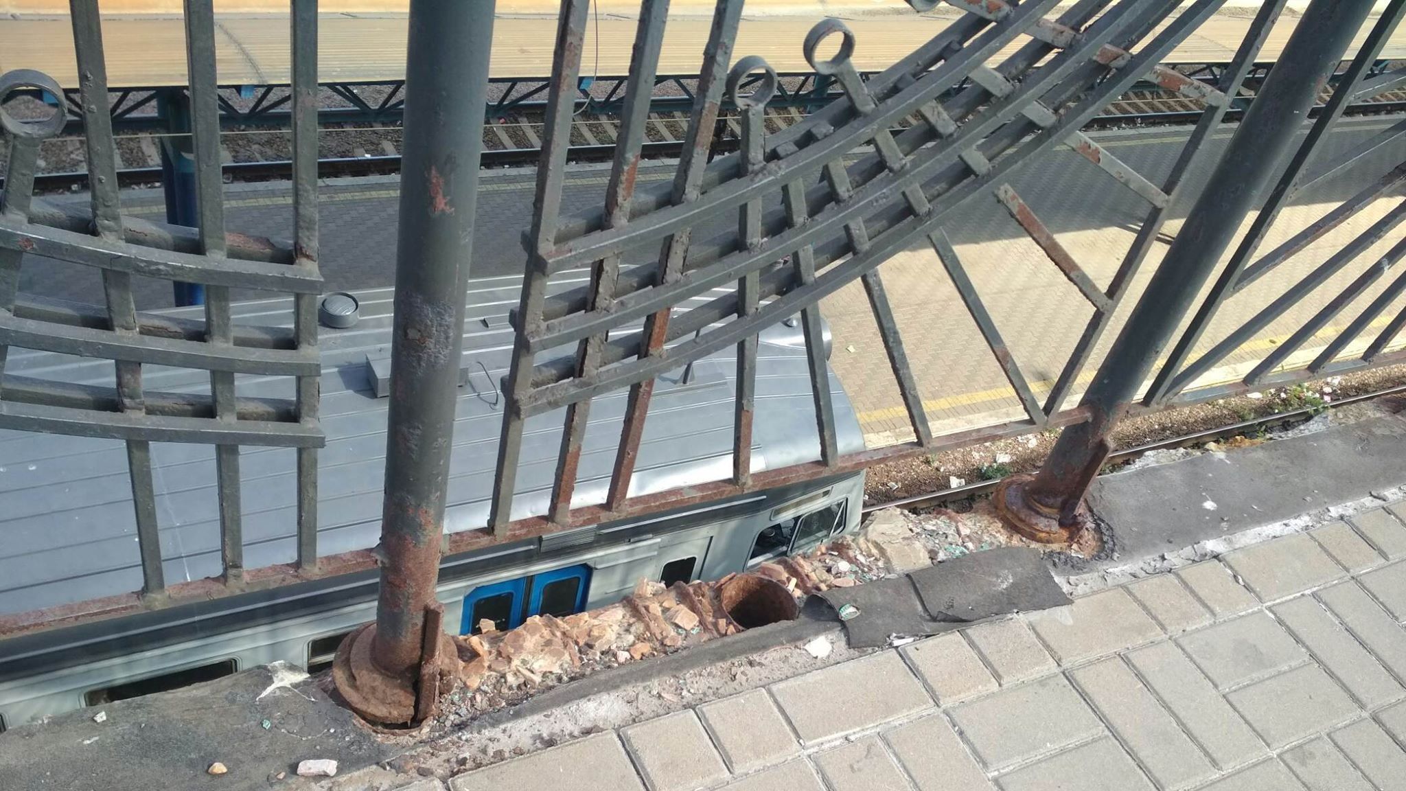 У Києві "відремонтували" міст скотчем і нитками: фотофакт