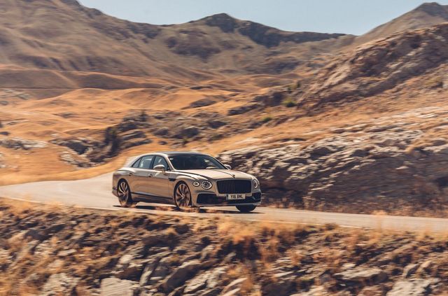 Bentley показала 'дуже чорну' версію нового Flying Spur - фото 360912