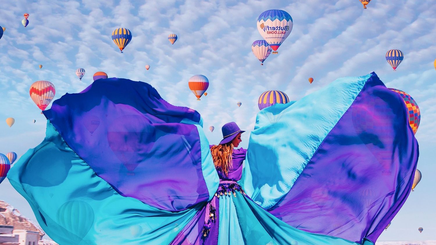 Красиві дівчата на тлі казкових краєвидів