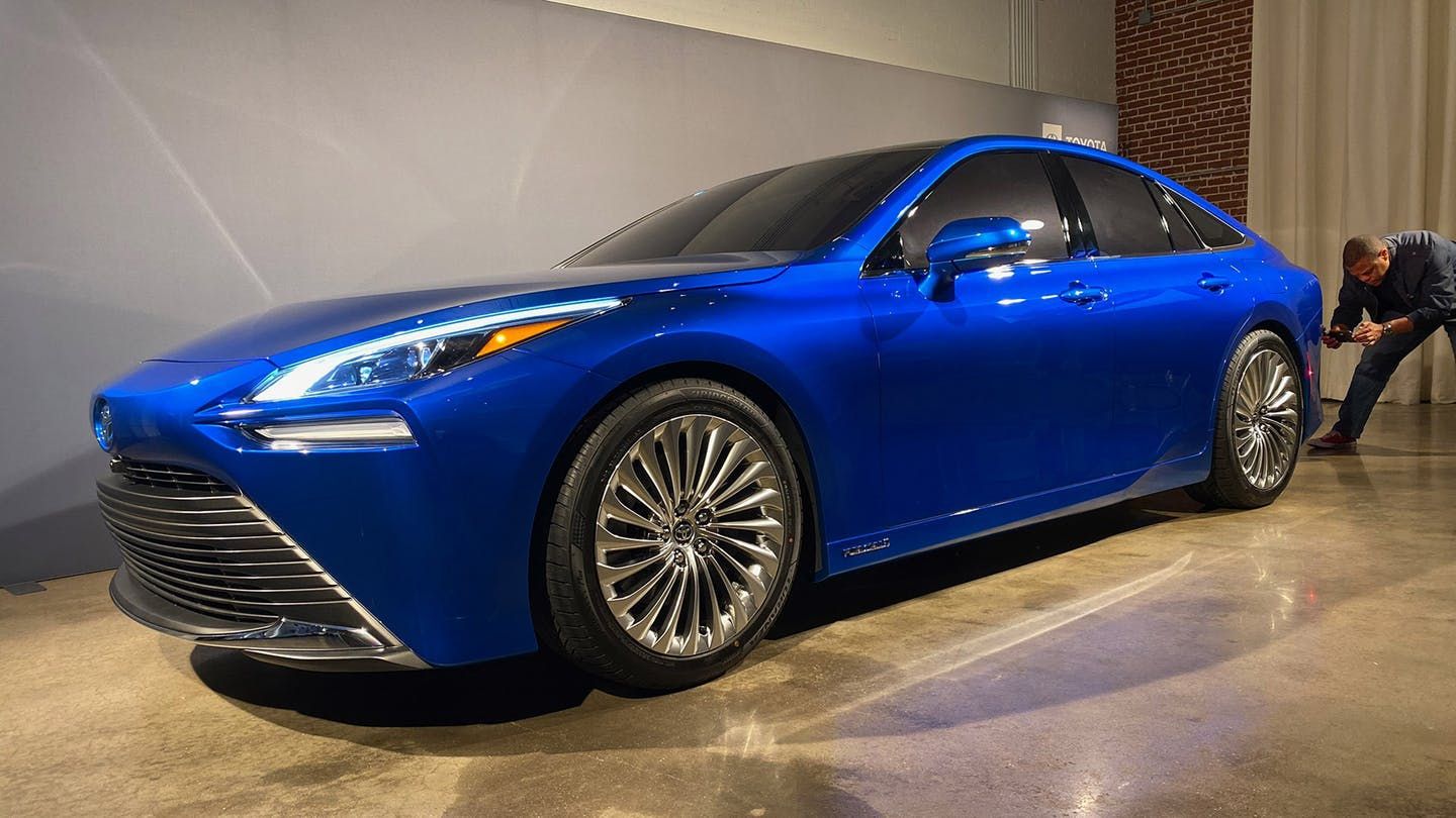 Toyota представила воднемобіль другого покоління: на скільки вистачить заряду