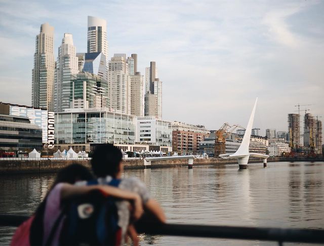 Ось чому варто мандрувати: яскраві фото барменки з Аргентини - фото 361245