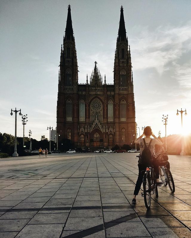 Ось чому варто мандрувати: яскраві фото барменки з Аргентини - фото 361250