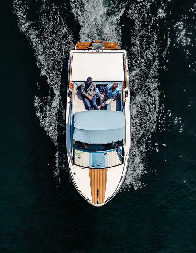Люди на човнах і катерах: фотограф показав ідеальні вихідні - фото 361751