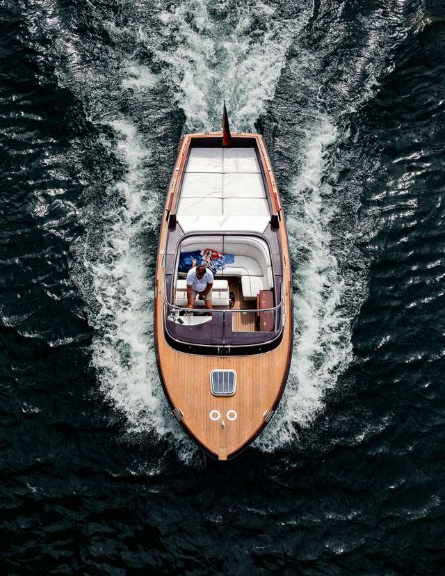 Люди на човнах і катерах: фотограф показав ідеальні вихідні - фото 361752
