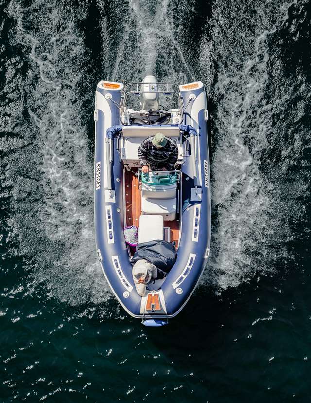 Люди на човнах і катерах: фотограф показав ідеальні вихідні - фото 361755