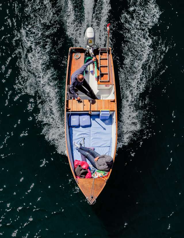 Люди на човнах і катерах: фотограф показав ідеальні вихідні - фото 361756