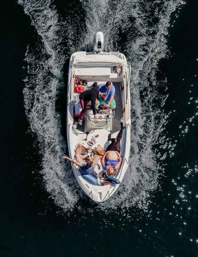 Люди на човнах і катерах: фотограф показав ідеальні вихідні - фото 361757