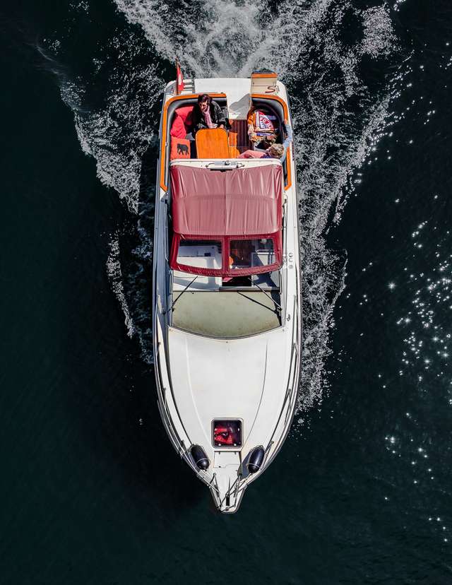 Люди на човнах і катерах: фотограф показав ідеальні вихідні - фото 361758