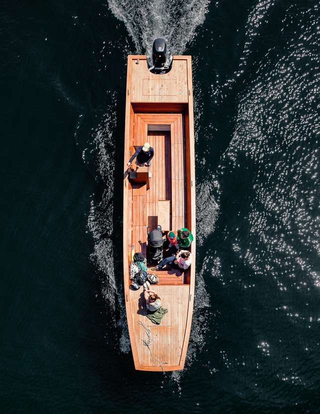 Люди на човнах і катерах: фотограф показав ідеальні вихідні - фото 361759