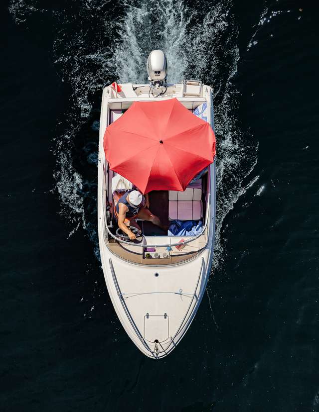 Люди на човнах і катерах: фотограф показав ідеальні вихідні - фото 361760