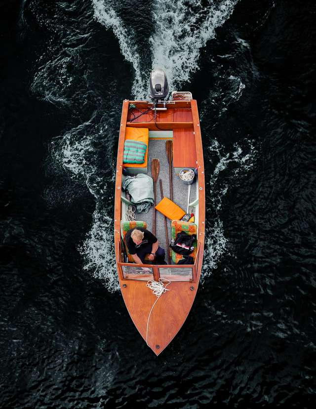 Люди на човнах і катерах: фотограф показав ідеальні вихідні - фото 361761