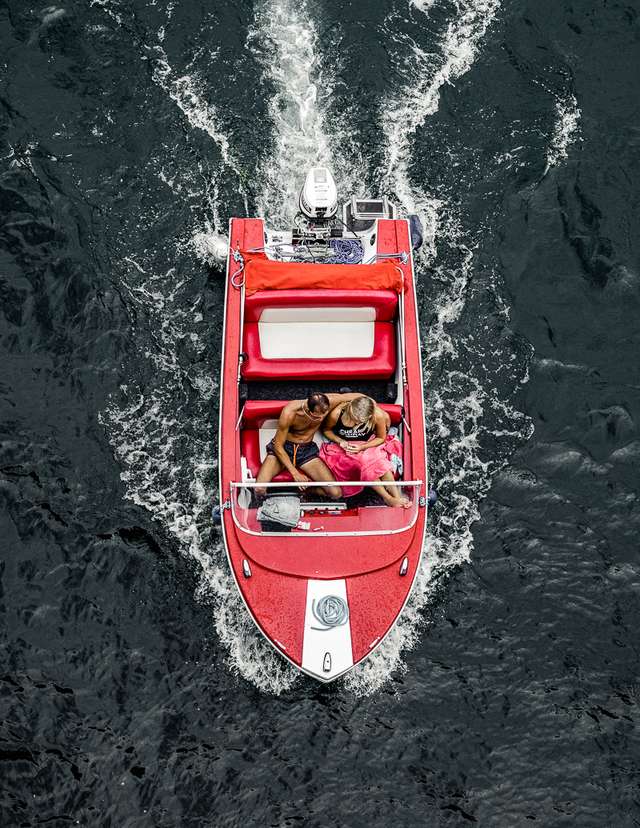 Люди на човнах і катерах: фотограф показав ідеальні вихідні - фото 361762