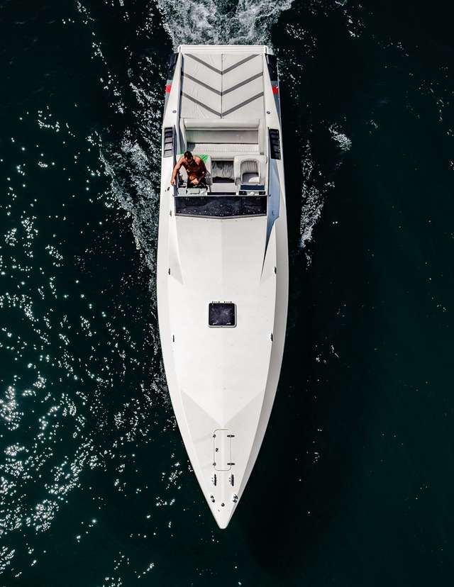 Люди на човнах і катерах: фотограф показав ідеальні вихідні - фото 361763