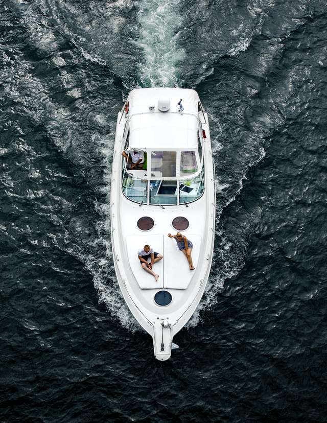 Люди на човнах і катерах: фотограф показав ідеальні вихідні - фото 361764