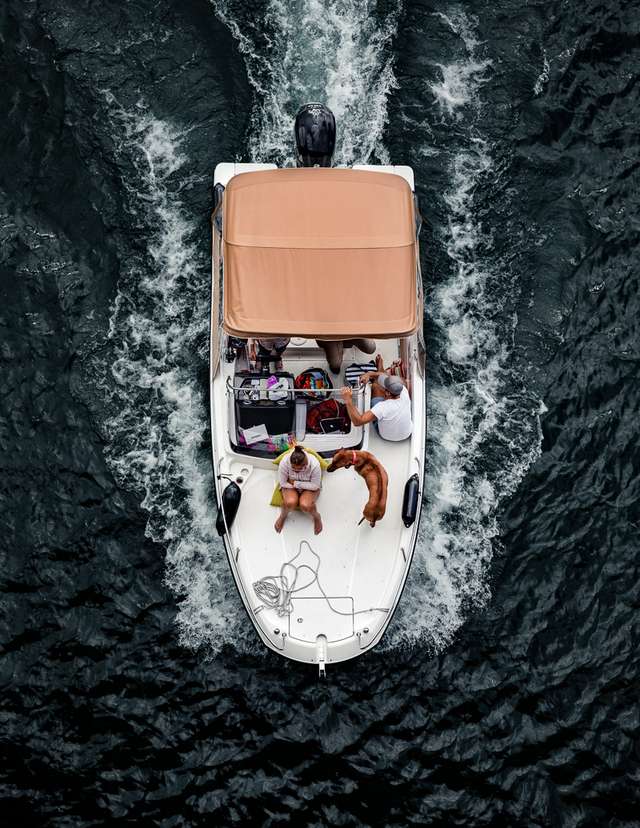 Люди на човнах і катерах: фотограф показав ідеальні вихідні - фото 361765