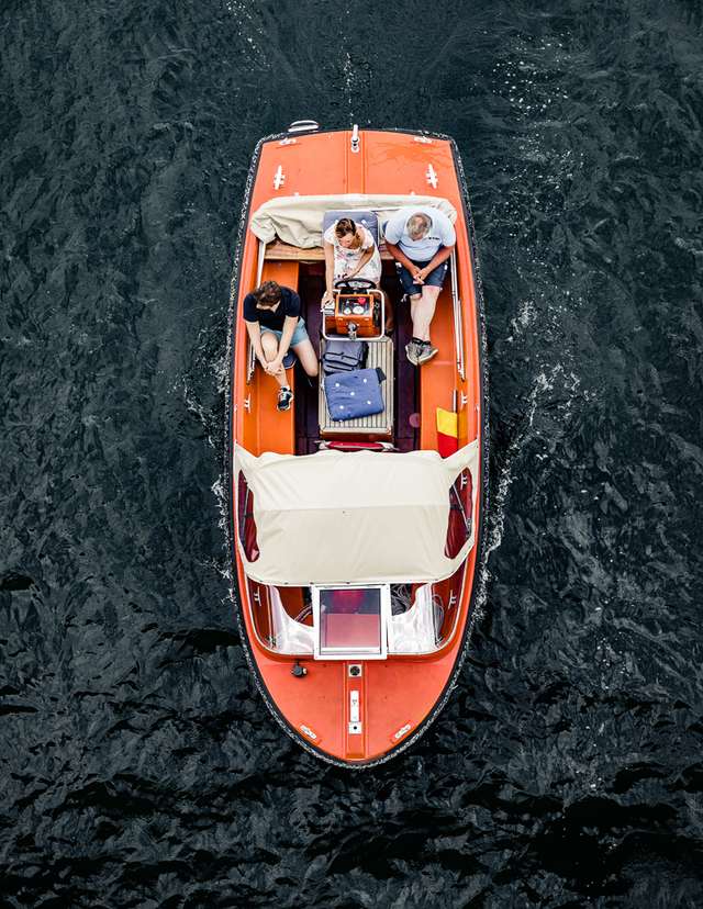 Люди на човнах і катерах: фотограф показав ідеальні вихідні - фото 361767