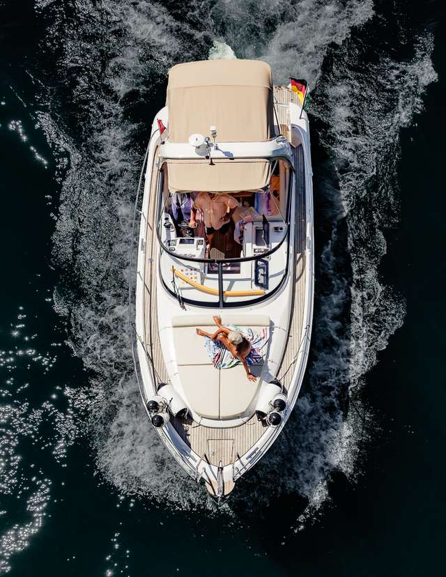 Люди на човнах і катерах: фотограф показав ідеальні вихідні - фото 361769