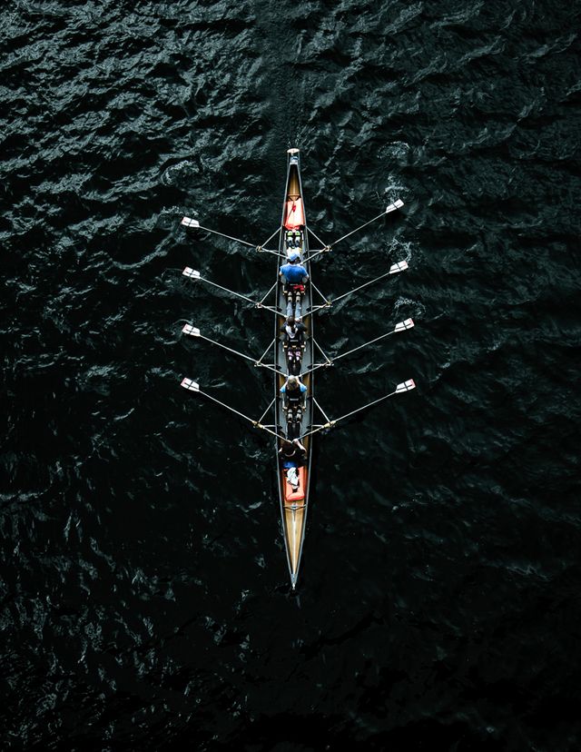 Люди на човнах і катерах: фотограф показав ідеальні вихідні - фото 361770