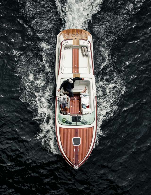 Люди на човнах і катерах: фотограф показав ідеальні вихідні - фото 361771