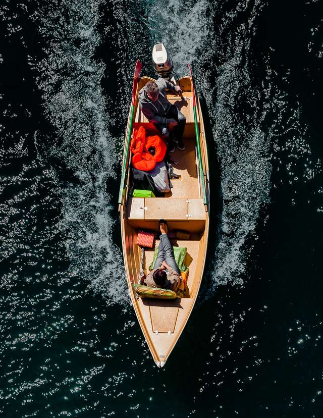 Люди на човнах і катерах: фотограф показав ідеальні вихідні - фото 361772