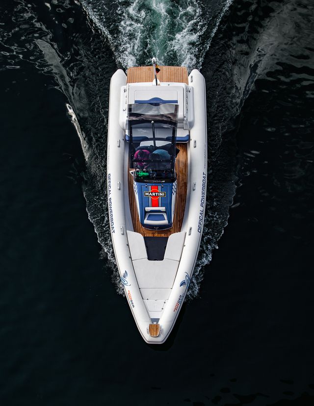 Люди на човнах і катерах: фотограф показав ідеальні вихідні - фото 361773