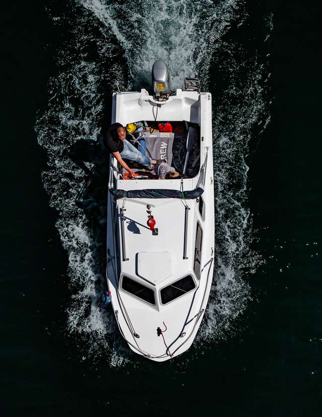 Люди на човнах і катерах: фотограф показав ідеальні вихідні - фото 361774