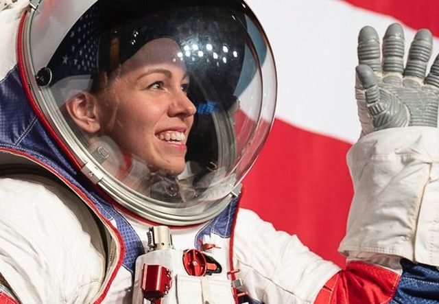 NASA представило нові скафандри для місій на Місяць - фото 361903