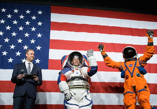 NASA представило нові скафандри для місій на Місяць - фото 361904