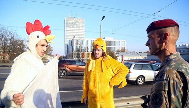 Зеленського в Ризі зустріли хлопці в костюмах курей - фото 361930