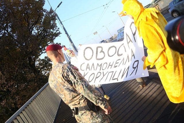 Зеленського в Ризі зустріли хлопці в костюмах курей - фото 361931