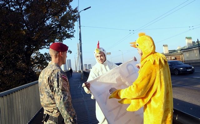 Зеленського в Ризі зустріли хлопці в костюмах курей - фото 361932