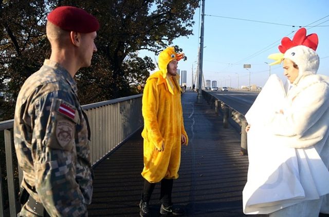 Зеленського в Ризі зустріли хлопці в костюмах курей - фото 361933