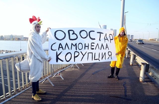 Зеленського в Ризі зустріли хлопці в костюмах курей - фото 361934