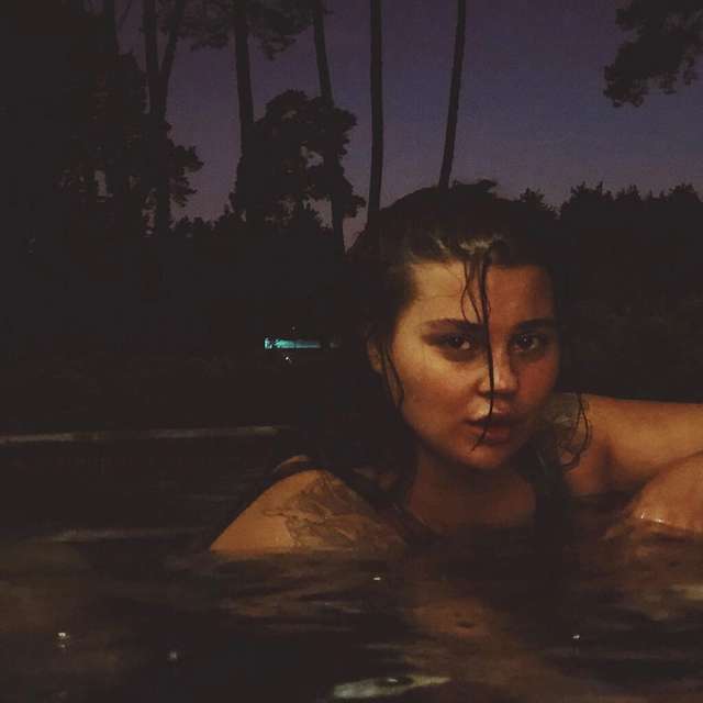 Солістка групи KAZKA засвітила пишні сідниці у басейні - фото 362050