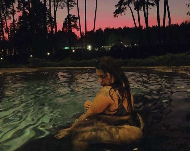Солістка групи KAZKA засвітила пишні сідниці у басейні - фото 362051