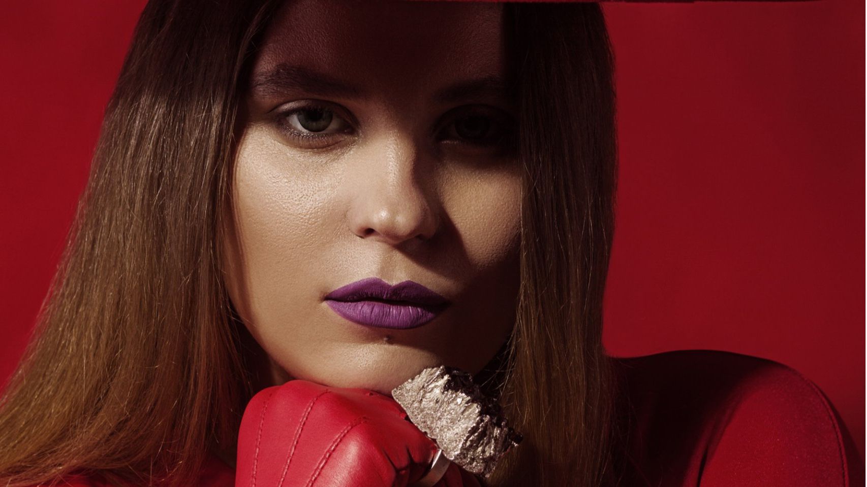 Солістка групи KAZKA засвітила пишні сідниці у басейні