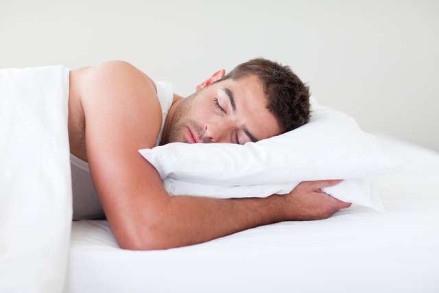 Сон на животі може стати причиною появи болю у спині - фото 362099