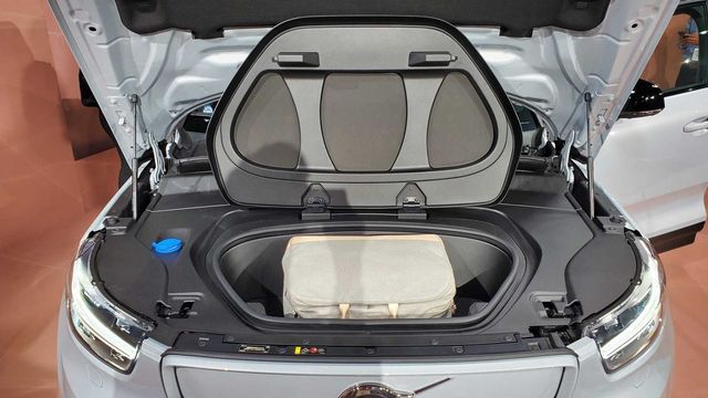 Volvo представила свій перший електромобіль: фото - фото 362276