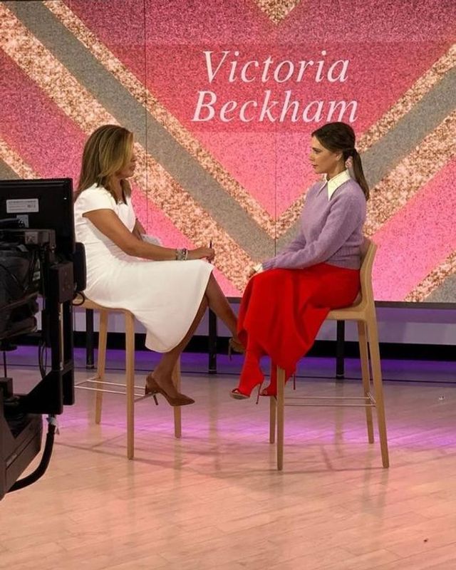 Вікторія Бекхем вийшла у світ в образі школярки - фото 362289