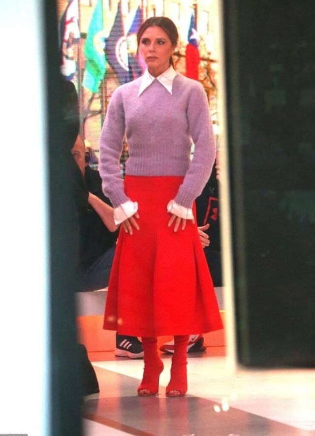 Вікторія Бекхем вийшла у світ в образі школярки - фото 362291