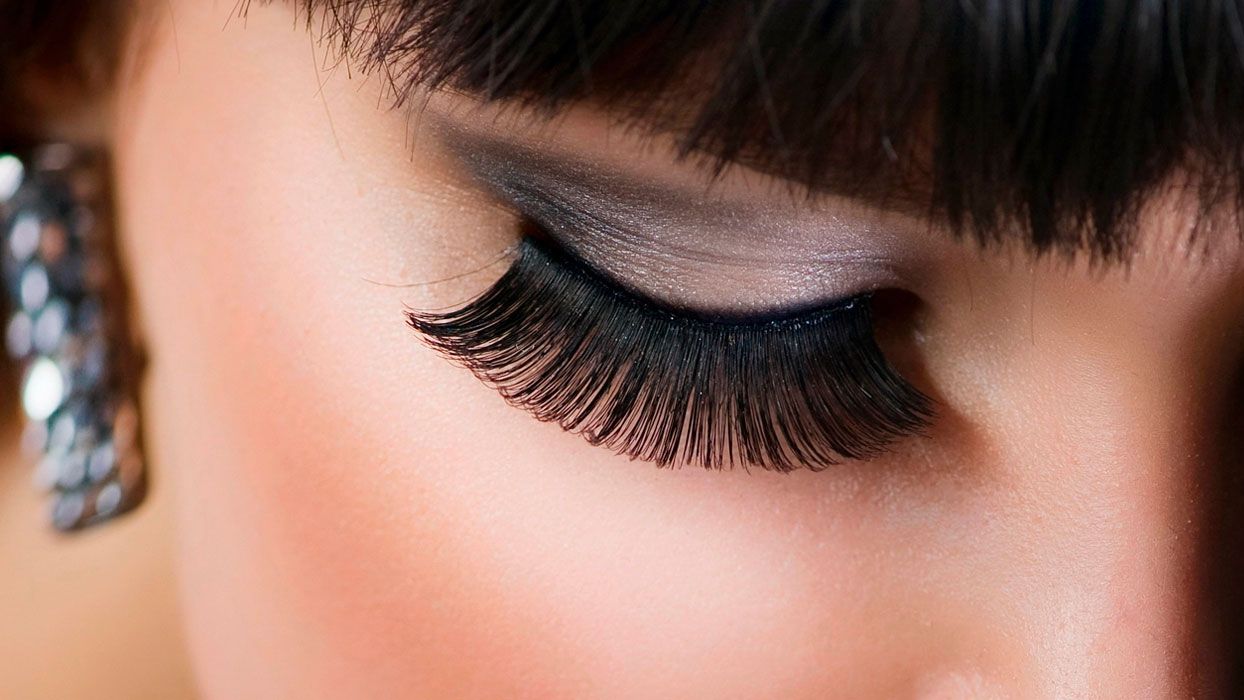 Красуня з нарощеними віями почала дико моргати через вітер: відео розсмішило мережу