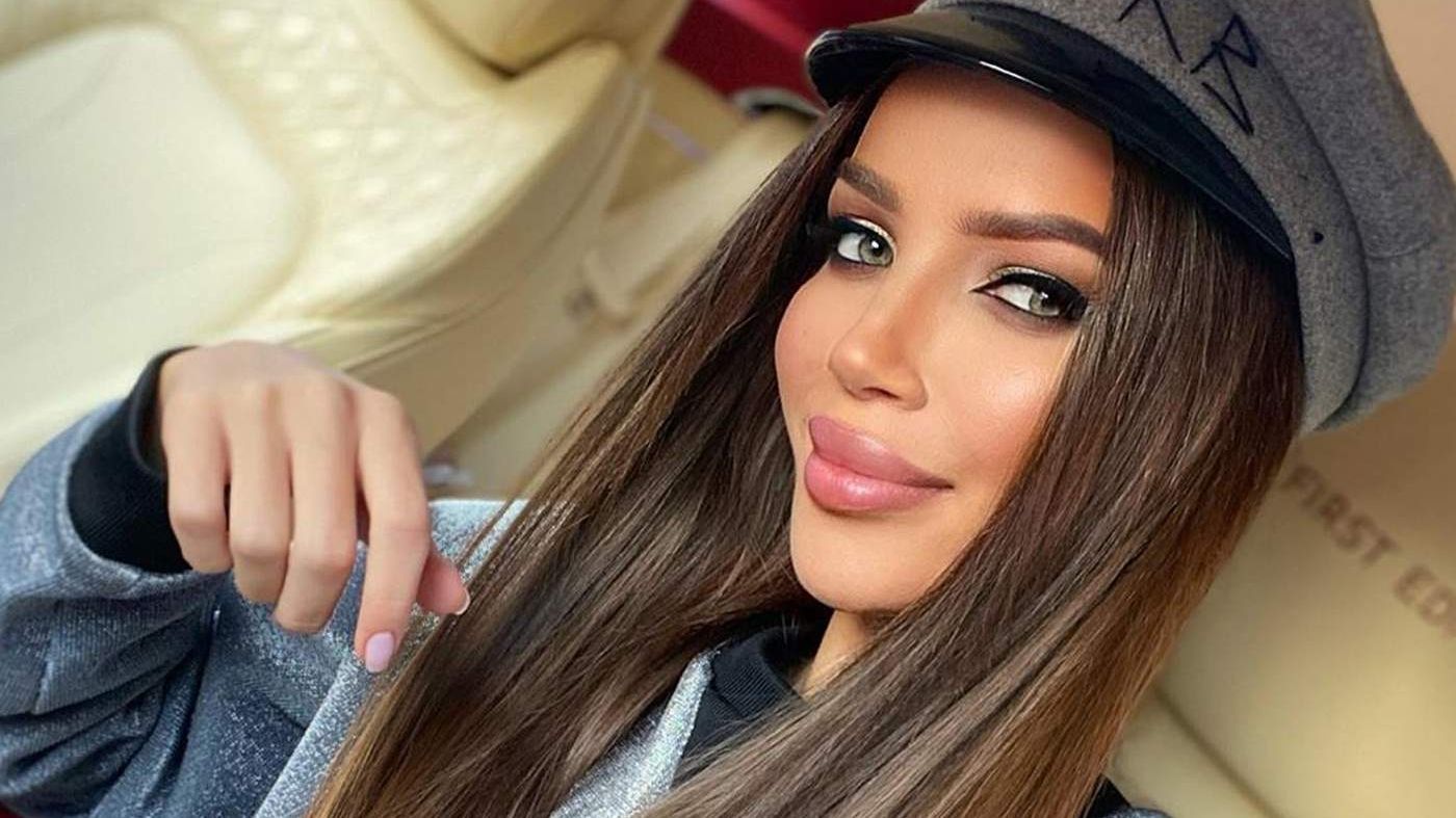 Завеликі: дівчина судиться з хірургом через груди