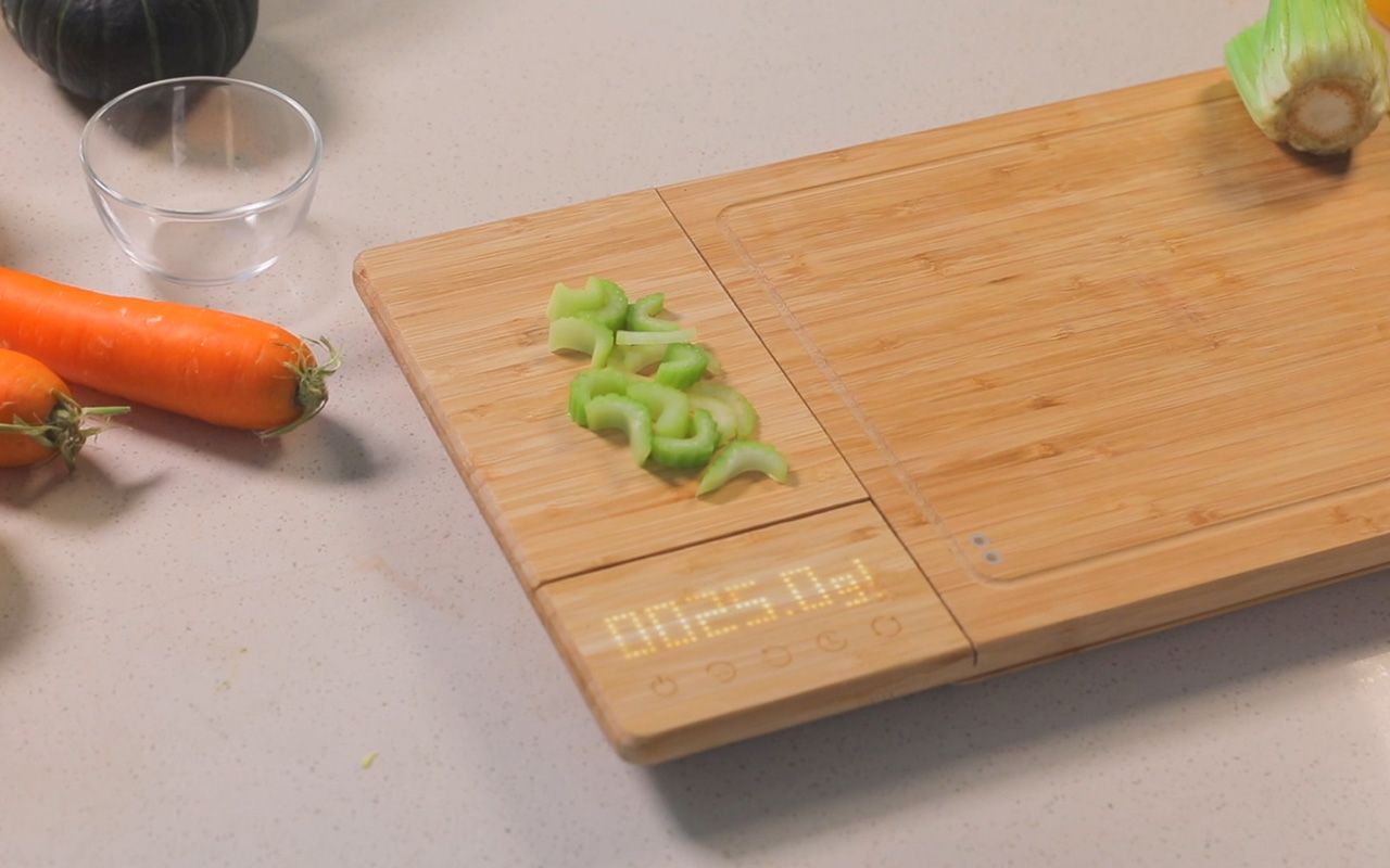 На Kickstarter збирають гроші на "розумну" дошку для нарізання: що вона вміє