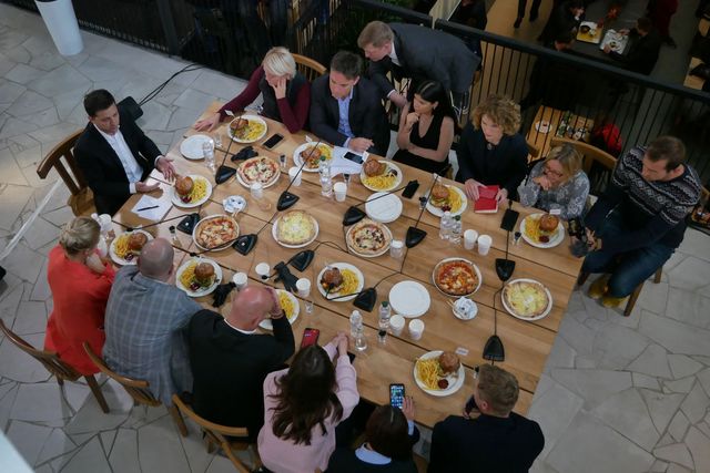 Стала відома вартість фуршету під час прес-марафону Зеленського - фото 362473