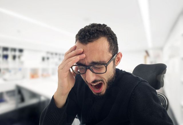 Виснаження може стати причиною того, що у вас сіпатимуться очі - фото 362572