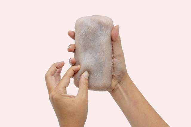 Представлено концепт чохла для телефона зі штучної людської шкіри, який реагує на лоскіт - фото 362840