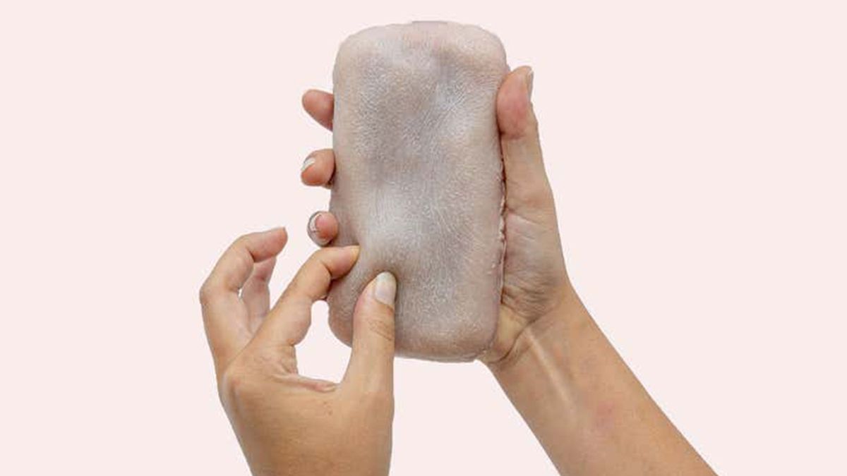 Представлено концепт чохла для телефона зі штучної людської шкіри, який реагує на лоскіт